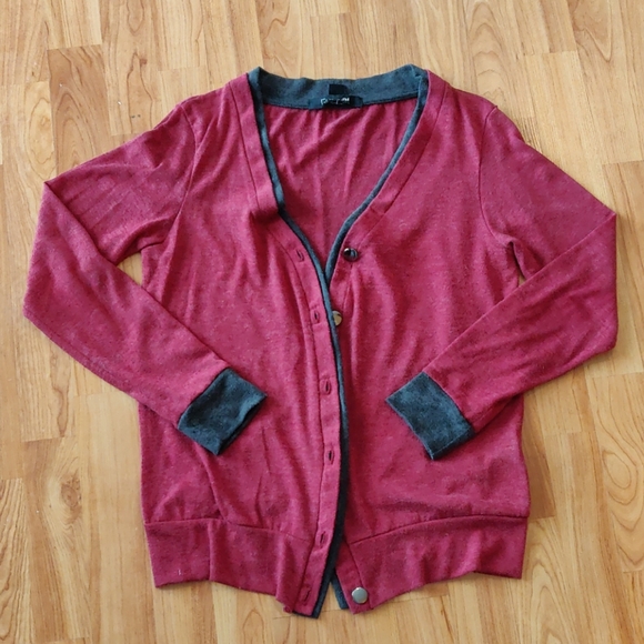 Forever 21 Sweaters - GUC button front cardigan